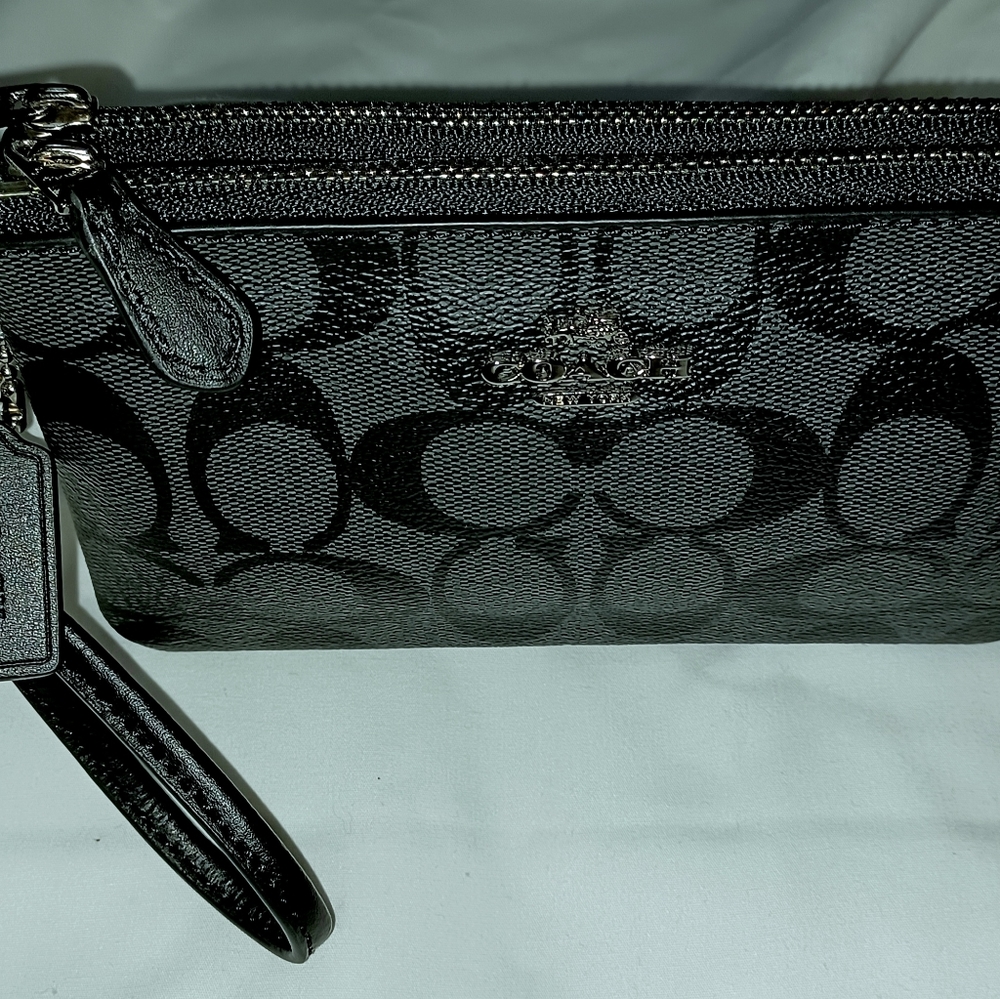 🆕️ COACH DOUBLE ZIPPER WRISTLET. WITH TAGS